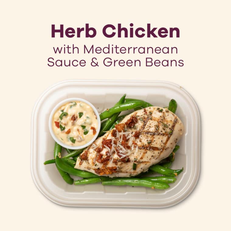 grilled chicken with creamy sauce and green beans